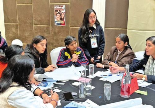 बालबालिकालाई डिजिटल साक्षरता तालिम दिँदै टिकटक