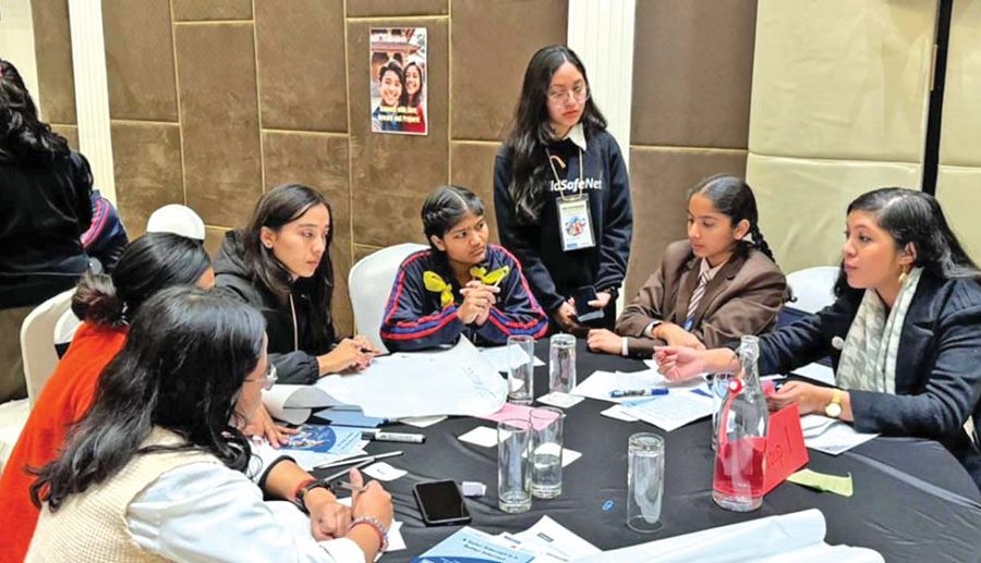 बालबालिकालाई डिजिटल साक्षरता तालिम दिँदै टिकटक