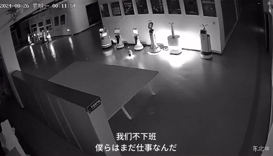 फुच्चे एआई रोबोटले ‘अपहरण’ गर्यो चीनको एक शोरुममा सुस्ताएर बसेका १२ ठूला रोबोटलाई