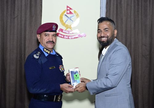 डिजिटल सवारी चालक अनुमति पत्र नियमनको लागि ट्राफिक प्रहरीलाई मोबाइल फोन हस्तान्तरण