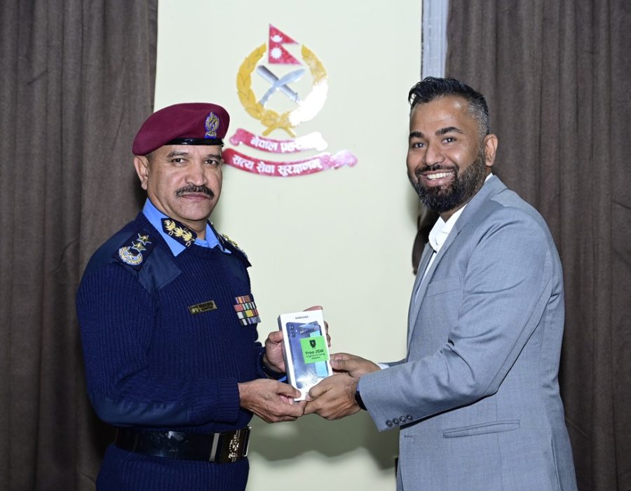 डिजिटल सवारी चालक अनुमति पत्र नियमनको लागि ट्राफिक प्रहरीलाई मोबाइल फोन हस्तान्तरण