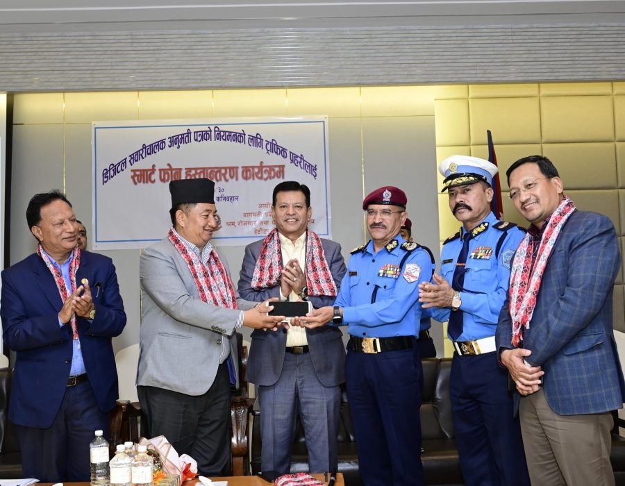 डिजिटल लाइसेन्स नियमनका लागि चार सयभन्दा बढी स्मार्टफोन हस्तान्तरण