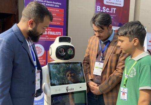 हेलो रोबोट! तिम्रो नाम के हो?