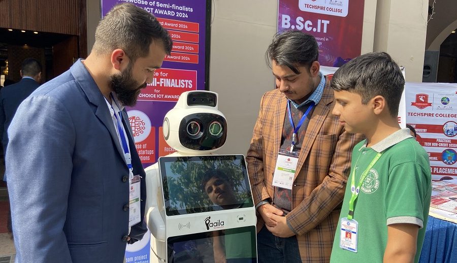 हेलो रोबोट! तिम्रो नाम के हो?