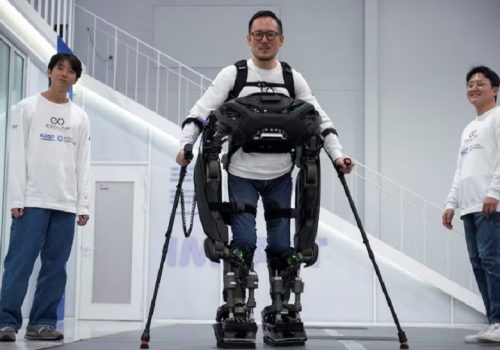 कोरियामा बन्यो ‘कम्मरभन्दा तलको भाग नचल्ने’ हरुलाई हिँड्न र भर्याङ चढ्न सघाउने आईरन म्यान रोबोट