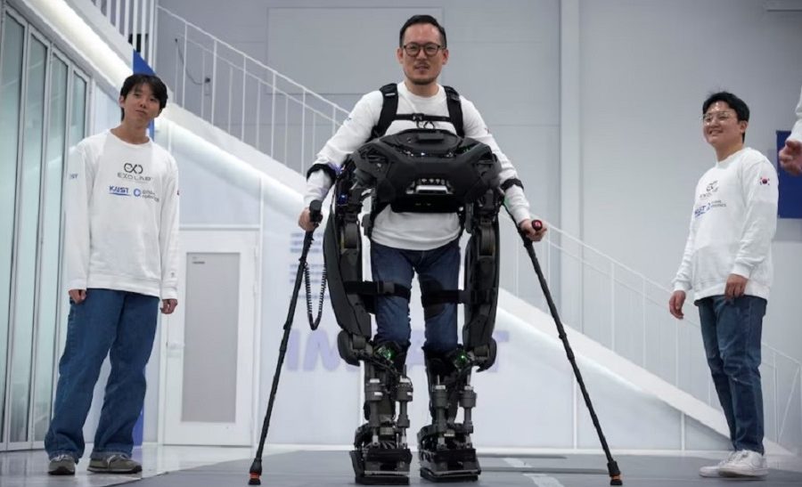 कोरियामा बन्यो ‘कम्मरभन्दा तलको भाग नचल्ने’ हरुलाई हिँड्न र भर्याङ चढ्न सघाउने आईरन म्यान रोबोट