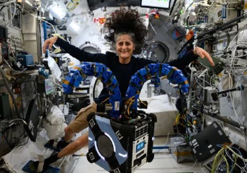 सुनिता विलियम्सले आईएसएसमा टेण्टाकल जस्तो हात भएको एस्ट्रोबी रोबोटलाई यसरी भेटिन्