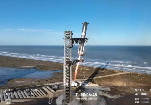 स्पेसएक्सको मेकानिकल आर्मले दोस्रोपटक समात्यो बूस्टरलाई, स्टारशिप भने आकाशमै विस्फोट