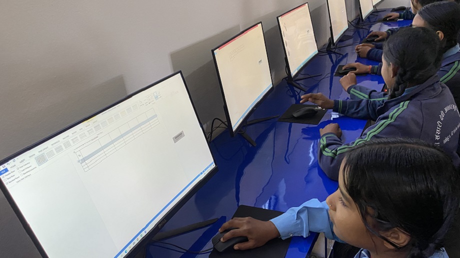 विद्यालयलाई ४२ थान कम्युटर प्रदान