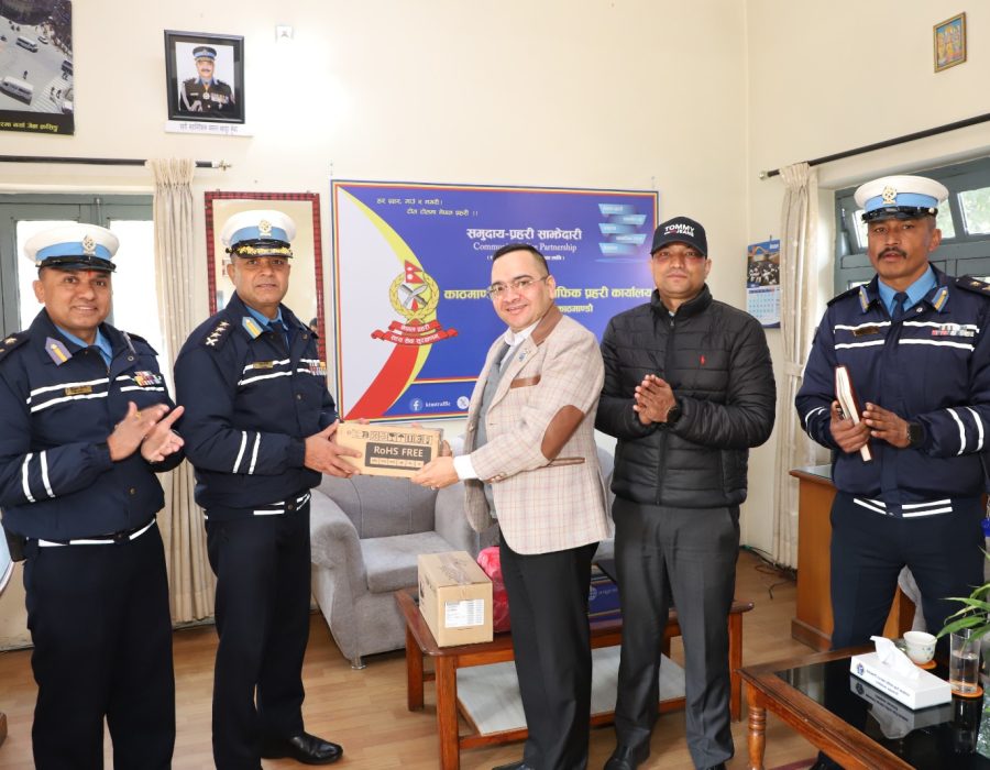 नबिल बैंकद्वारा उपत्यका ट्राफिक प्रहरी कार्यालयलाई २० थान मोबाइल प्रदान