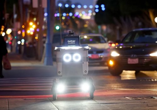 जब लस एन्जलसको व्यस्त सडकमा वेमोको रोबोट्याक्सी र डेलिभरी रोबोट एक आपसमा ठोक्किए…