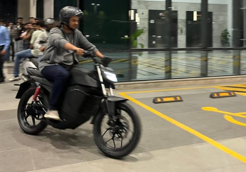 भारतीय टू ह्विलर कम्पनी ओलाले रोडस्टर इलेक्ट्रिक मोटरसाइकलको उत्पादन सुरु गर्यो