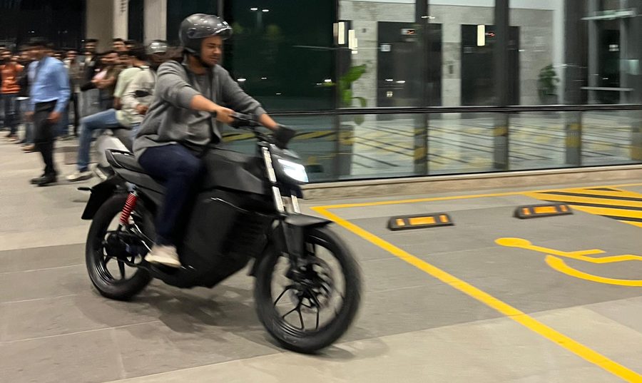 भारतीय टू ह्विलर कम्पनी ओलाले रोडस्टर इलेक्ट्रिक मोटरसाइकलको उत्पादन सुरु गर्यो