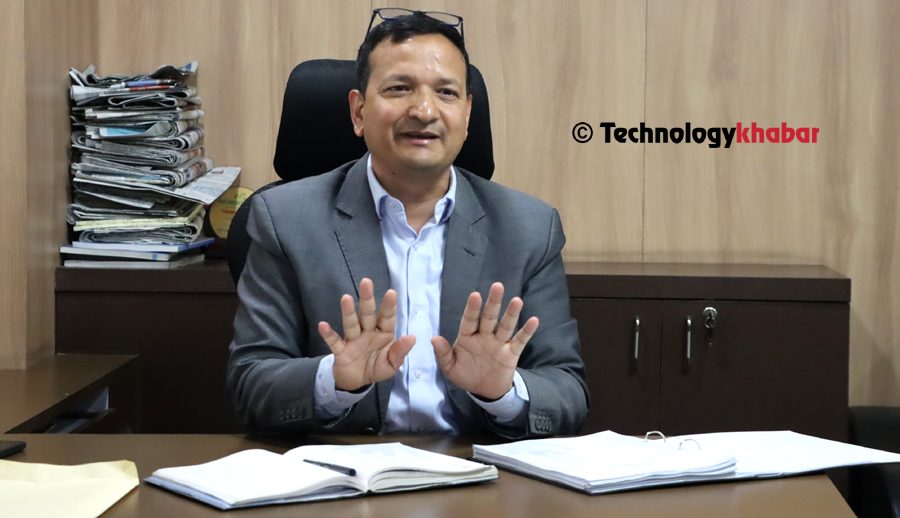 दूरसञ्चार प्राधिकरणका अध्यक्ष भण्डारीले एकैसाथ जागिर खाएका थिए स्वदेश र विदेशका उस्तै प्रकृतिका कम्पनीहरुमा: नैतिक प्रश्न खडा