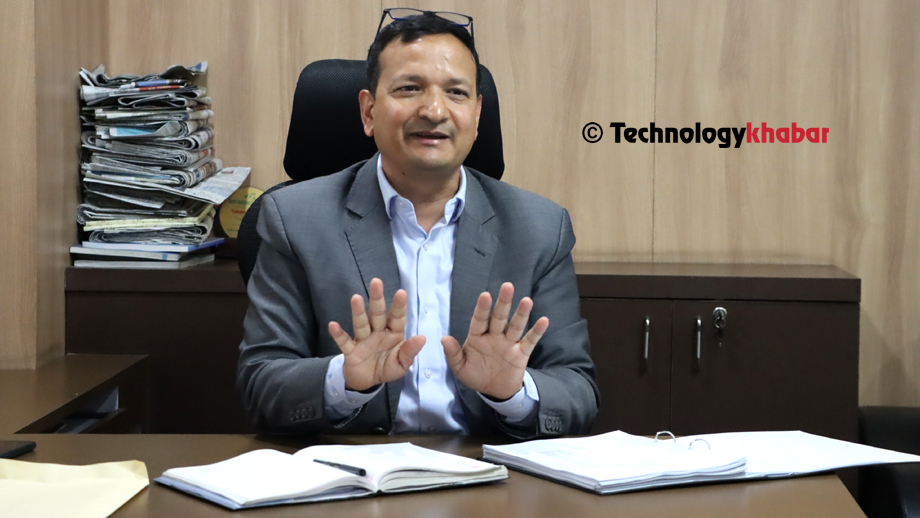 दूरसञ्चार प्राधिकरणका अध्यक्ष भण्डारीले एकैसाथ जागिर खाएका थिए स्वदेश र विदेशका उस्तै प्रकृतिका कम्पनीहरुमा: नैतिक प्रश्न खडा
