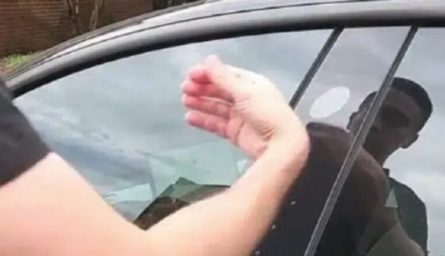 जब टेस्ला कार अनलक गर्न यी व्यक्तिले की कार्डको सट्टा हातमा इम्प्लान्ट गरिएको ‘भिभोकी एपेक्स’ चिप देखाए…