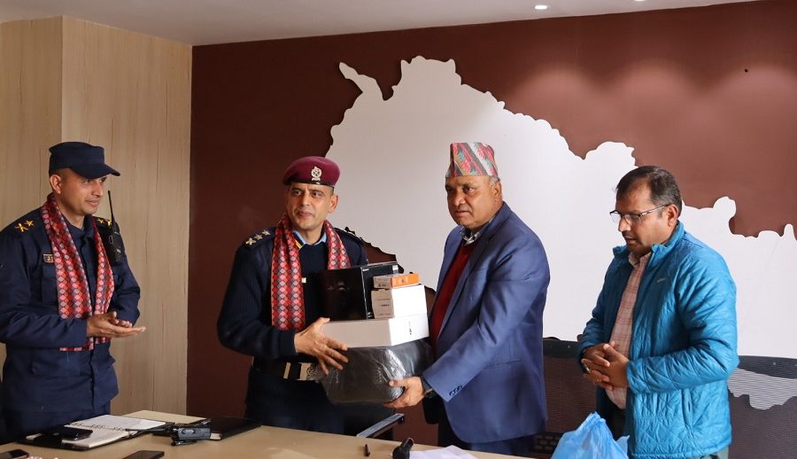 कागेश्वरी मनोहरा नगरपालिकाले नेपाल प्रहरीलाई सहयोग गर्याे डीएसएल क्यामरा