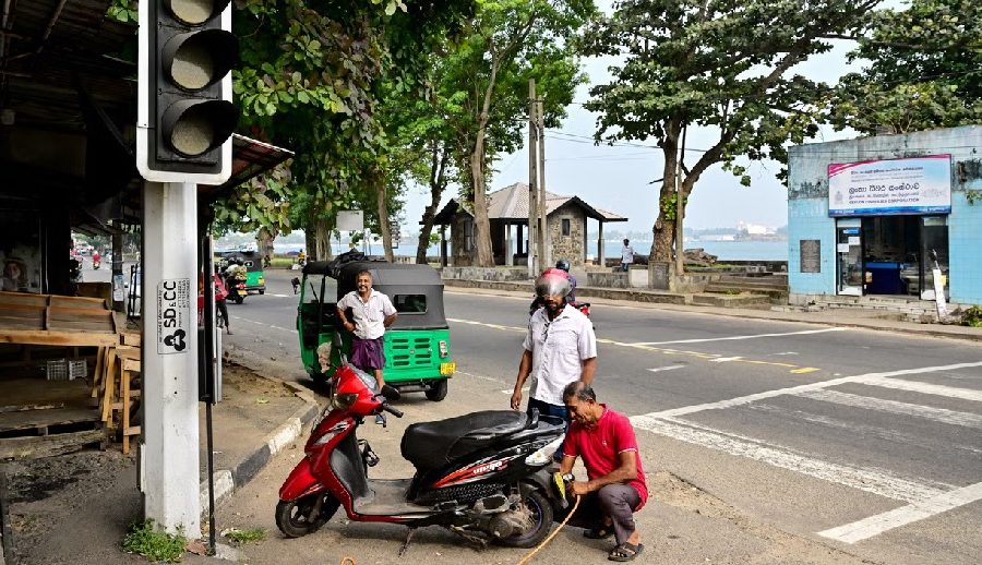 विद्युत् कटौतीले पूरै श्रीलंका अफलाइनमा धकेलियो, दोष बाँदरलाई 