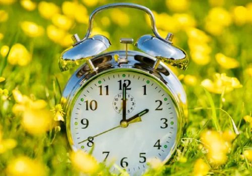 डेलाइट सेभिङ टाइम: आइतबारबाट उत्तर अमेरिकाका घडीमा यसकारण बढाइँदैछ एक घण्टा समय