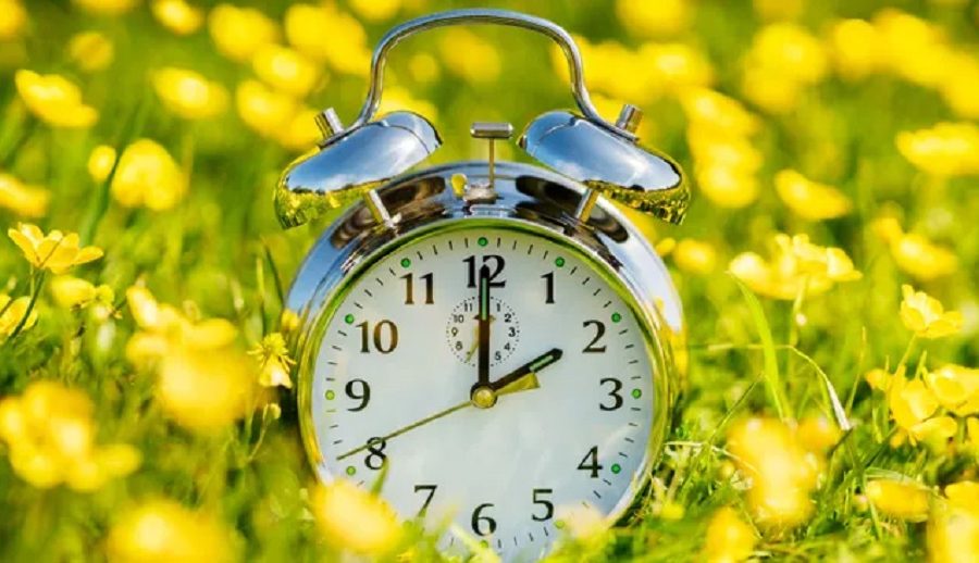 डेलाइट सेभिङ टाइम: आइतबारबाट उत्तर अमेरिकाका घडीमा यसकारण बढाइँदैछ एक घण्टा समय