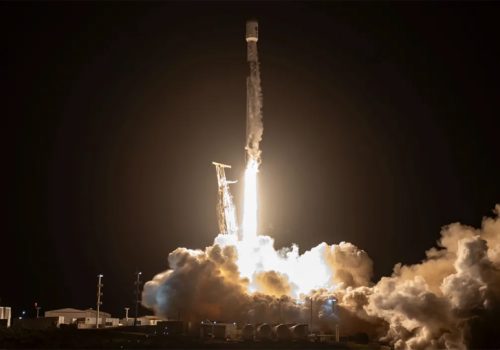 फाल्कन ९ रकेटले आफ्नो ५५० औं अवतरणअघि प्रक्षेपण गर्यो २७ ओटा स्टारलिङ्क स्याटेलाइटको समूह