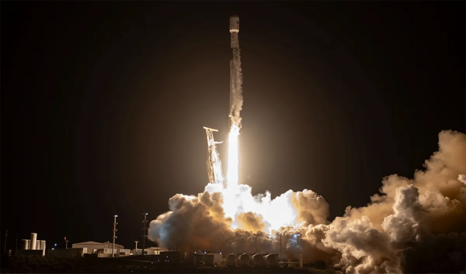 फाल्कन ९ रकेटले आफ्नो ५५० औं अवतरणअघि प्रक्षेपण गर्यो २७ ओटा स्टारलिङ्क स्याटेलाइटको समूह