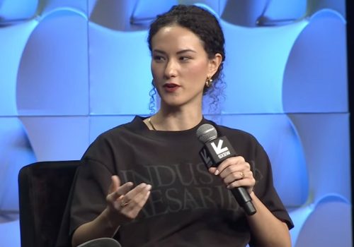 ब्लूस्काईकी सीईओले जुकरबर्गलाई व्यङ्ग्य गर्न लगाएको टीसर्ट हातहतै बिक्यो