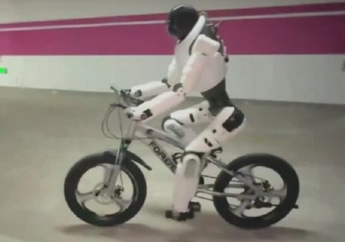 बाइक चलाउने र तालिम बिना नै कार्यहरू गर्ने रोबोट प्रस्तुत