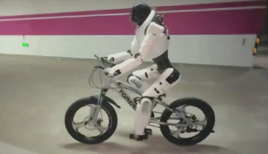 बाइक चलाउने र तालिम बिना नै कार्यहरू गर्ने रोबोट प्रस्तुत