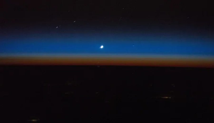 सूर्यास्तमा शुक्र र बुध ग्रहको संयोगका साथ अन्त्य हुँदै दुर्लभ ग्रहको परेड