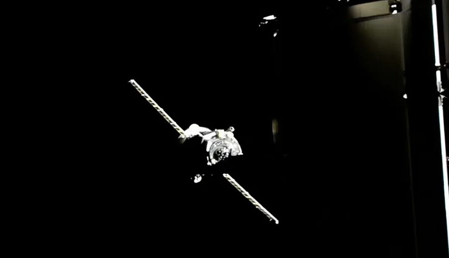 वैज्ञानिक उपकरण, स्पेससुट र आपूर्ति सामग्रीसहित रुसी कार्गो जहाज अन्तरिक्ष स्टेशनमा अवतरण