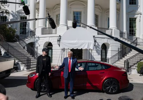 इलन मस्कको समर्थनमा अमेरिकी राष्ट्रपति ट्रम्पले किने टेस्लाको इलेक्ट्रिक कार