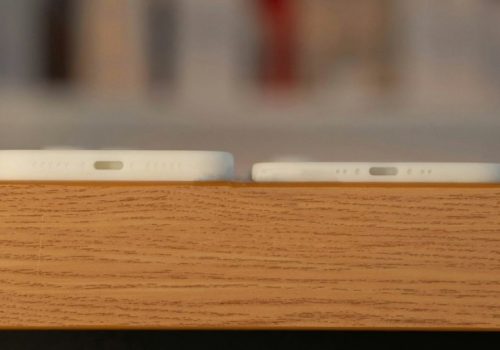 एप्पल आईफोन १७ एयर आईफोन १७ प्रोको तुलनामा कति पातलो हुनेछ भनेर देखाउने नयाँ तस्बिर लीक