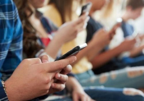अमेरिकी राज्यले विद्यालयहरूमा फोनमाथि प्रतिबन्ध लगायो