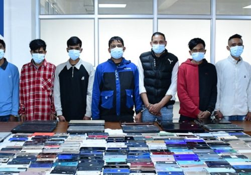 चोरीका मोबाइल, ल्यापटप तथा ट्याबहरुसहित ७ जना प्रहरीको नियन्त्रणमा