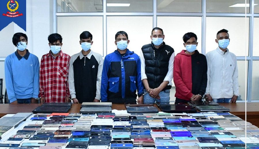 चोरीका मोबाइल, ल्यापटप तथा ट्याबहरुसहित ७ जना प्रहरीको नियन्त्रणमा