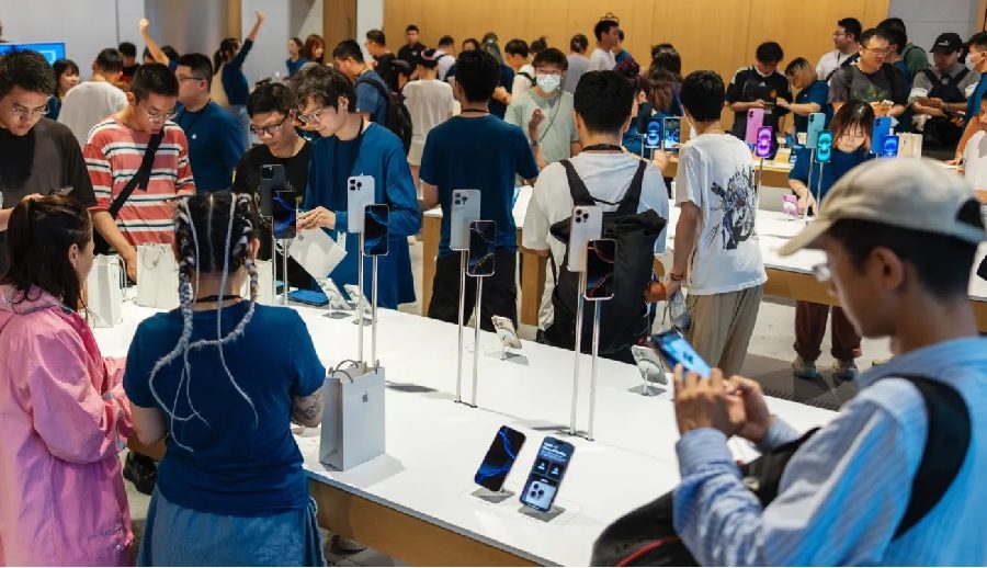 अमेरिकी एप्पल स्टोरहरूमा आईफोनको माग बढ्यो, ग्राहकहरूमा मूल्य वृद्धिको डर