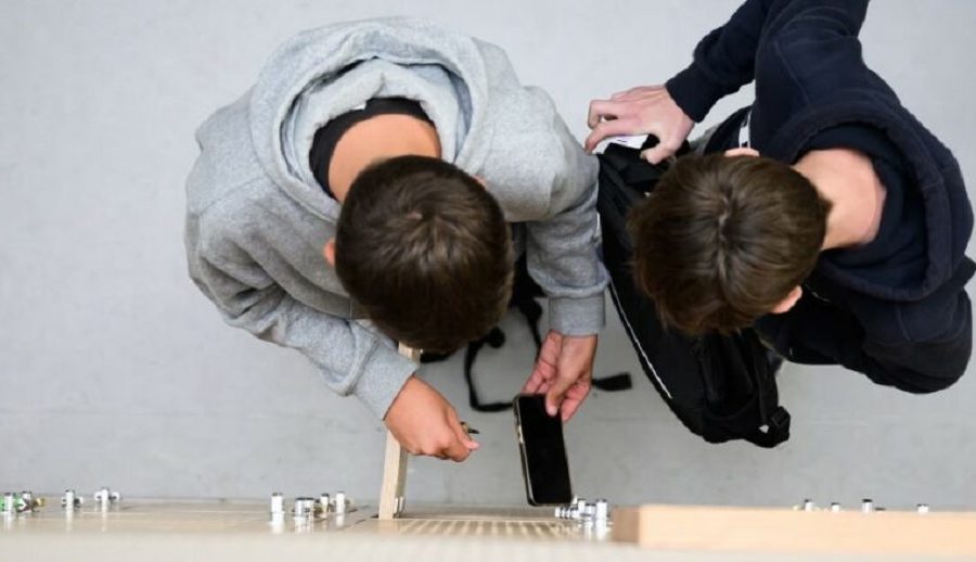 फ्रान्सले उच्च माध्यमिक विद्यालयहरूमा मोबाइल फोन प्रयोगको प्रतिबन्ध कडा पार्दै