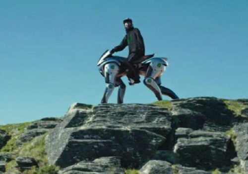 कावासाकीले सवार गर्न सकिने रोबोट प्रस्तुत गर्यो