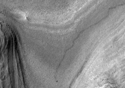 नासाको मंगल ग्रहको अर्बिटरले सतहमा घुमिरहेको क्युरियोसिटीको खिचेको तस्विर यस्तो छ