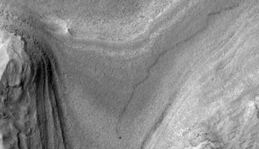 नासाको मंगल ग्रहको अर्बिटरले सतहमा घुमिरहेको क्युरियोसिटीको खिचेको तस्विर यस्तो छ