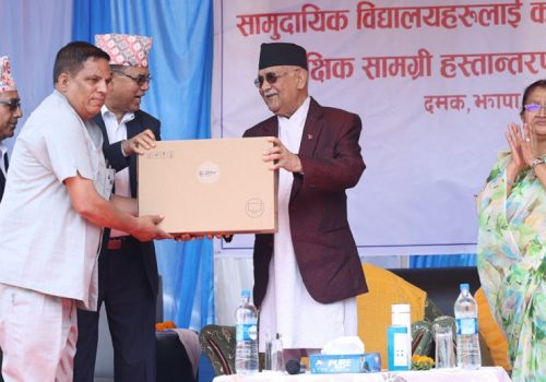 प्रधानमन्त्रीद्वारा तीन जिल्लाका सामुदायिक विद्यालयलाई कम्प्युटर वितरण