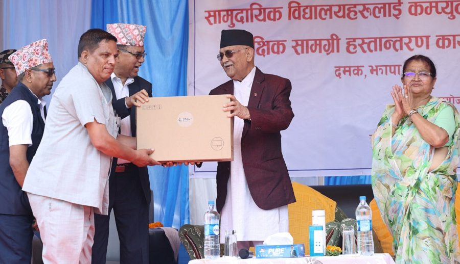 प्रधानमन्त्रीद्वारा तीन जिल्लाका सामुदायिक विद्यालयलाई कम्प्युटर वितरण