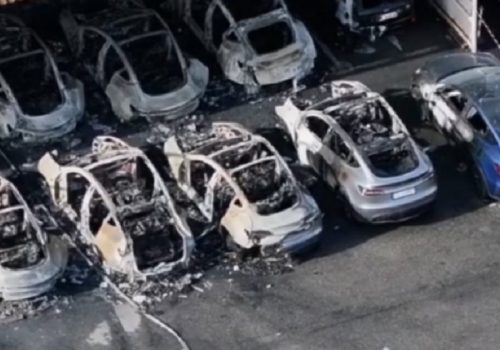 रोमको टेस्ला स्टोरमा आगलागी, १७ ओटा गाडी जलेर नष्ट