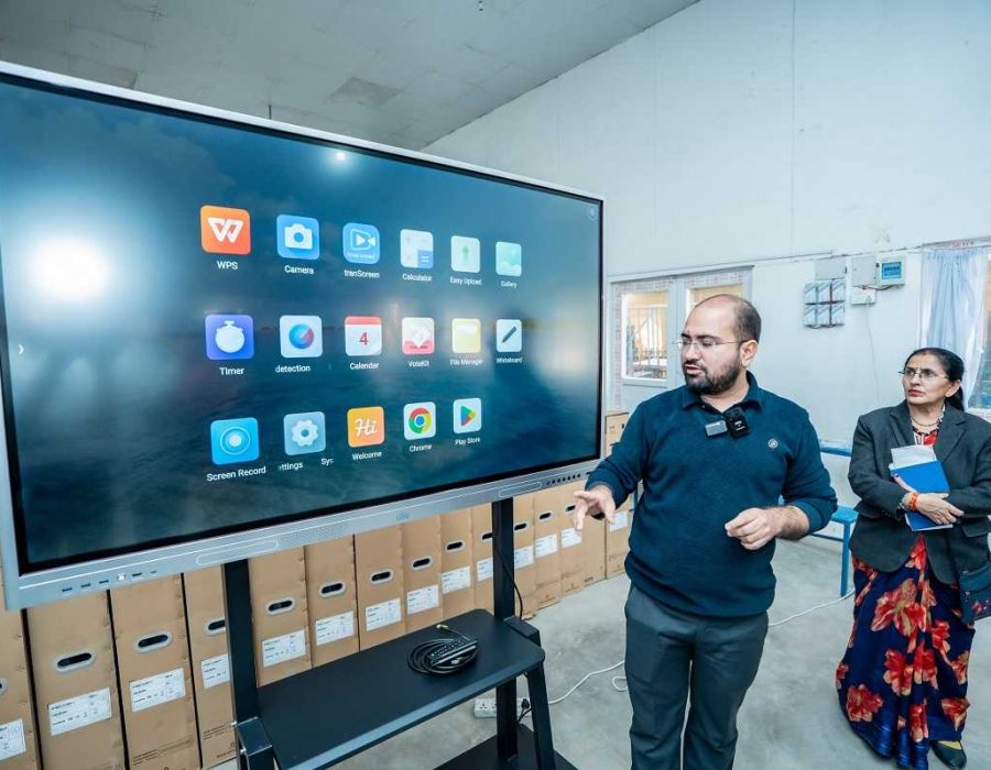 काठमाडौँका सामुदायिक विद्यालयका कक्षा कोठामा स्मार्ट बोर्ड जडान गर्न शुरु