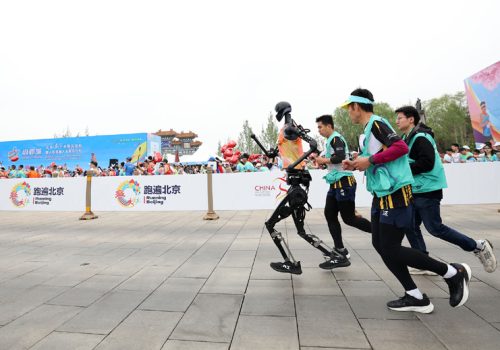 जब चीनको राजधानी बेइजिङमा रोबोट र मानवबिच हाफ म्याराथन प्रतियोगिता भयो…