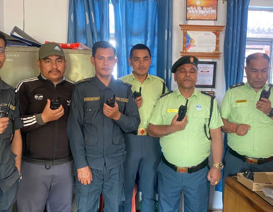 पोखरा महानगरका नगरप्रहरीलाई वाकिटकी