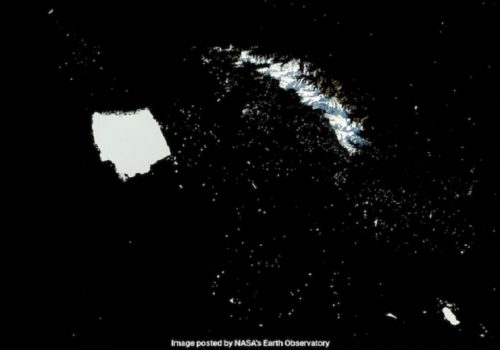 नासाको भूउपग्रहले विश्वको सबैभन्दा ठूलो आईसबर्ग हजारौं टुक्रामा टुक्रिएको देखायो