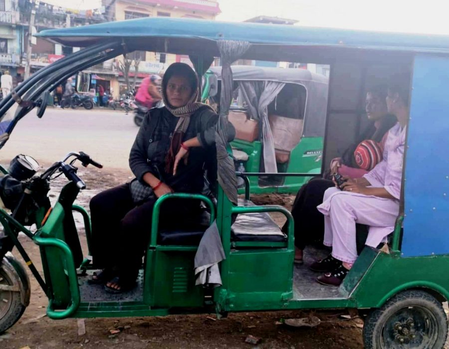 ई–रिक्साले फेरियो जीवनशैली