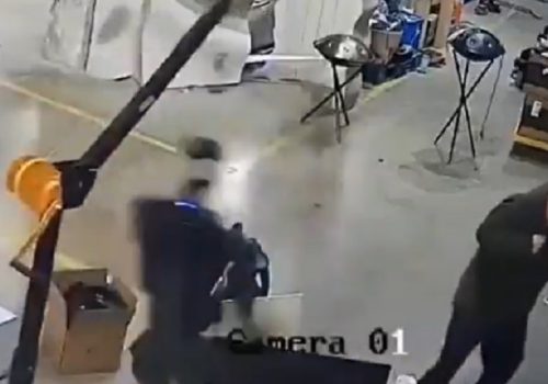 चीनमा रोबोटले अचानक नियन्त्रण गुमाउँदा एक व्यक्तिमाथि आक्रमण